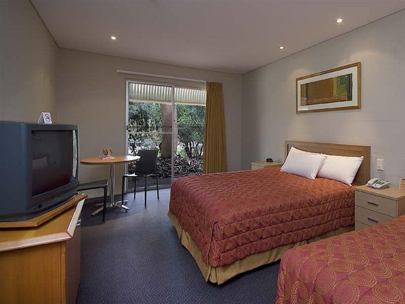 Outback Hotel Ayers Rock Exterior photo